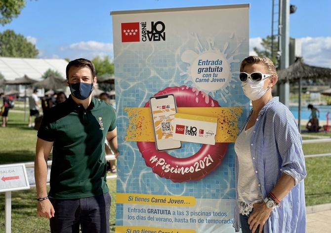 El director general de Juventud, Nikolay Yordanov, y la directora general de Deportes, Coral Bistuer, han visitado este miércoles las instalaciones de Puerta de Hierro, una de las tres piscinas que participan en esta promoción, junto con las instalaciones del Canal de Isabel II y las de San Vicente Paúl.