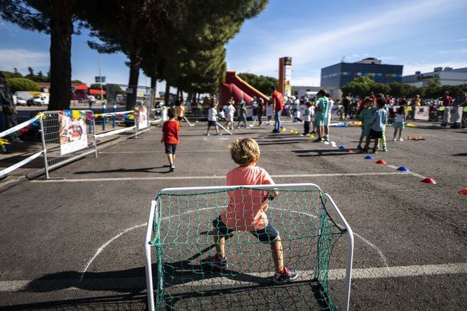 Tras la cita deportiva, tendrán lugar actividades infantiles, como la carrera no competitiva para menores de 4 a 12 años; juegos; un conocido trenecito turístico; promociones y degustaciones de productos frescos de las empresas de Mercamadrid, y otras muchas actividades.