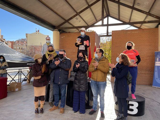 La concejala de Tetuán, Blanca Pinedo, ha entregado los premios a los ganadores de la XIII Carrera Popular de Tetuán, una de las pruebas deportivas de más tradición del calendario madrileño.