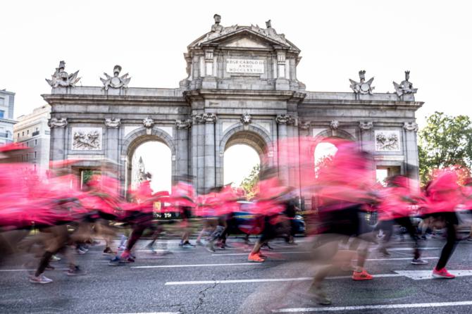 30.000 mujeres y un lazo rosa de dimensiones gigantescas han inundado las calles del centro de la capital