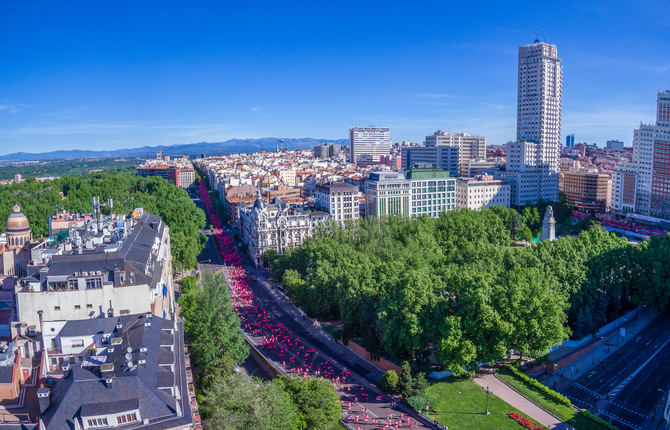 La Carrera de la Mujer de Madrid regresa este domingo al escenario donde celebró su primera edición en 2004, el Estadio Vallehermoso, con un evento especial y acotado a 20 mujeres, ante la imposibilidad de organizar una prueba multitudinaria como la de 2019, con más de 36.000 mujeres.