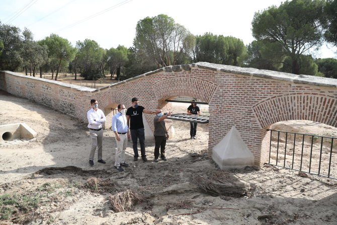 El muro fue ejecutado por el arquitecto Pedro Rodríguez, mientras que el proyecto de la Reja del Antequina es de José de la Ballina, colaborador de Sabatini y autor de otros edificios como el palacio del parque del Capricho.