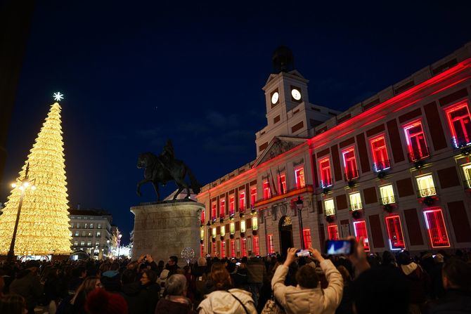 La Comunidad de Madrid integra los colores de la bandera de España en el espectáculo navideño que se proyecta en la Real Casa de Correos, sede de la Presidencia del Ejecutivo autonómico, en homenaje al 45o aniversario de la aprobación en referéndum de la Constitución Española el 6 de diciembre de 1978.