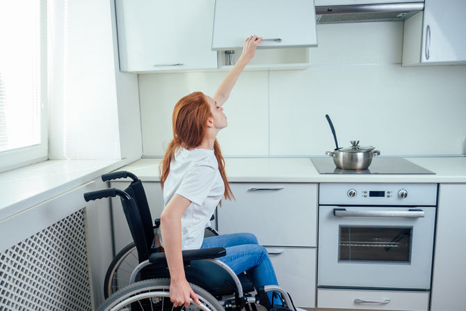 En cuanto a la cocina, recomienda que la encimera esté a la altura adecuada para su uso con silla de ruedas, fregadero con grifería monomando y electrodomésticos con controles accesibles y visibles o con señales acústicas para problemas de visión. 