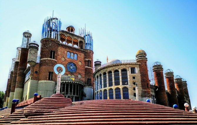 El origen de la Catedral de Justo es una promesa que le hizo a la Virgen del Pilar si se recuperaba de una enfermedad. Inició las obras el 12 de octubre de 1961 y ha dedicado toda su vida a esta tarea.