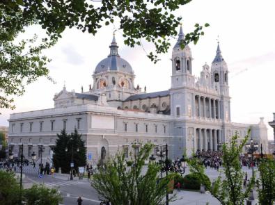 La Almudena, en la catedral y con aforo reducido