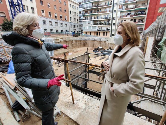 La delegada de Obras y Equipamientos, Paloma García Romero, ha visitado los trabajos de las nuevas instalaciones.