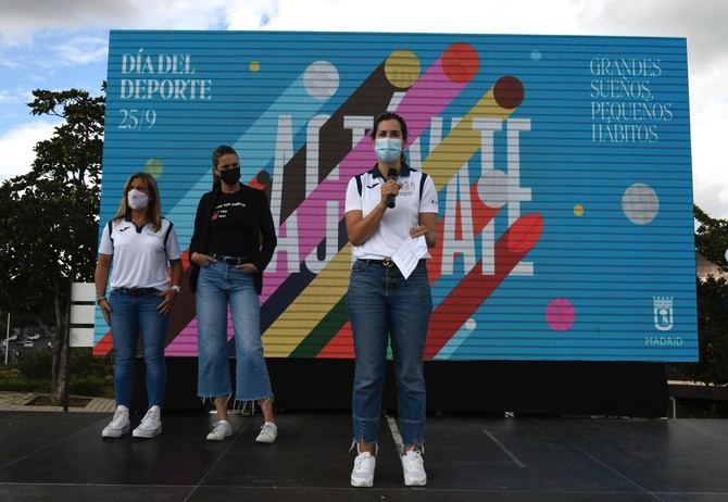 La concejala delegada de Deporte, Sofía Miranda, ha asistido esta mañana a las actividades organizadas con motivo del Día del Deporte en el parque Juan Carlos I junto al concejal del distrito de Puente de Vallecas, Borja Fanjul, y la portavoz municipal del PSOE, Mar Espinar. 