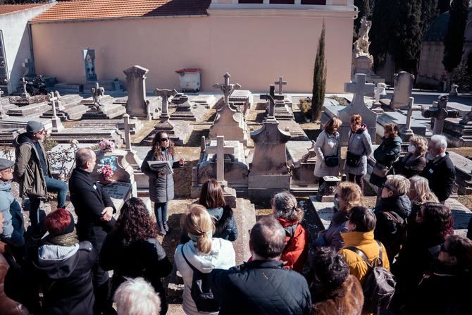 Un año más por el Día de San Valentín, el Cementerio Sacramental de San Isidro de Madrid ha puesto en marcha una fascinante propuesta cultural, 'Sinfonía del brumoso amor', una evocadora y poética visita guiada en el corazón del arte romántico madrileño, que invita a los asistentes a sumergirse en una selección de historias de amor cargadas de intensa emoción y lirismo.