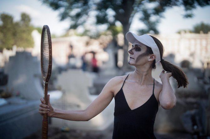 Acompañados por la recreación teatralizada de personajes famosos e ilustres que descansan entre los muros del Cementerio, los visitantes podrán sumergirse en la historia de este lugar, explorar su cultura y descubrir la simbología funeraria que lo rodea.