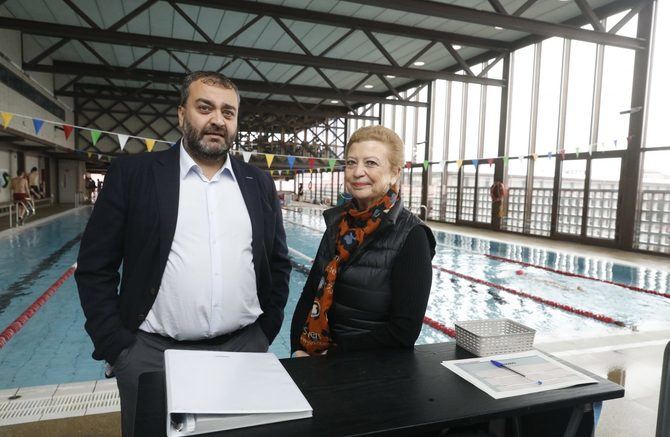 La delegada de Obras y Equipamientos, Paloma García Romero, acompañada del concejal de Centro, Carlos Segura, ha visitado este lunes las piscinas del Centro Deportivo Municipal Escuelas de San Antón, que han reabierto sus puertas.