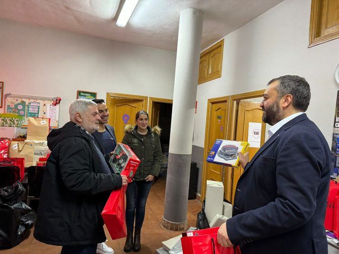 Se trata de un proyecto solidario, organizado por la Asociación de Vecinos La Corrala, en colaboración con la Junta Municipal de Centro, que cumple su cuarta edición. El concejal de Centro, Carlos Segura, ha ayudado este jueves a clasificar los más de 300 regalos recibidos de los vecinos.