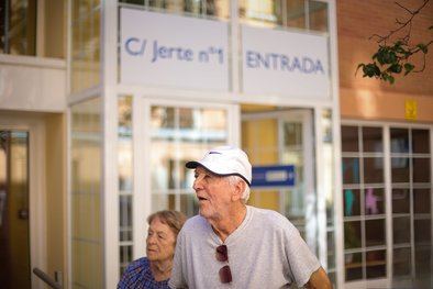 La Asociación de Vecinos Cavas-La Latina del distrito de Centro ha rechazado el traslado por obra de los usuarios de los citados apartamentos a otras residencias debido a las obras de mejora que se están realizando en el inmueble.