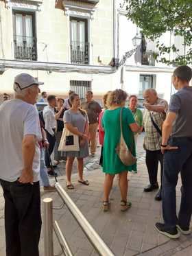 Este miércoles, los residentes y miembros de la asociación vecinal, con el apoyo de los grupos de la oposición en el Ayuntamiento de Madrid, se han concentrado en la calle de Jerte, donde se ubican los apartamentos, para protestar por esta situación.