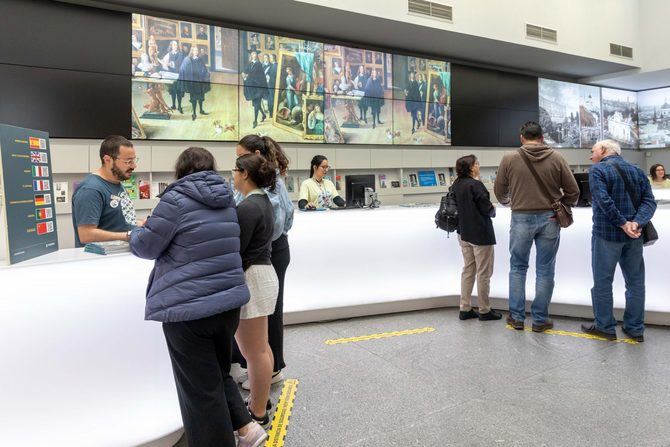 Los puntos de información turística municipales están ofreciendo un recibimiento especial a sus usuarios y les obsequian con material promocional. Además, Voluntarios por Madrid repartirá flores a los turistas frente al Museo del Prado.