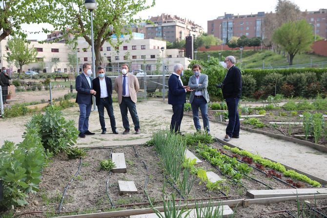 El alcalde de Madrid, José Luis Martínez-Almeida, ha visitado hoy, junto con el delegado de Familias, Igualdad y Bienestar Social, Pepe Aniorte, y el concejal del distrito de Hortaleza, Alberto Serrano, el centro de acogida para personas sin hogar Santa María de la Paz, gestionado por los Hermanos de San Juan de Dios.