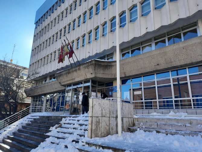 Los voluntarios realizan la compra de alimentos y medicamentos a aquellos vecinos que no pueden salir de su domicilio. Además, el Centro de Servicios Sociales Torre Arias de la Junta permanece abierto, en horario de 9.00 a 14.00 horas, para atender casos urgentes y excepcionales de manera presencial, y también atienden de forma telemática y por teléfono.