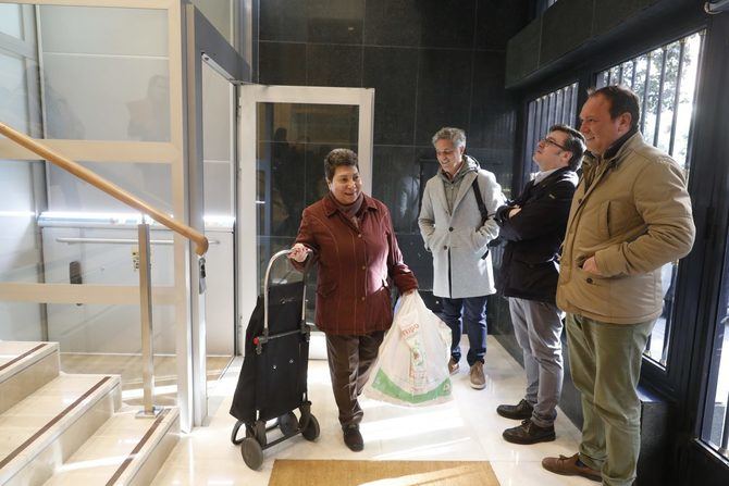 El delegado de Políticas de Vivienda, Álvaro González, ha visitado un edificio del distrito de Centro -en la calle de Conde Duque-, que ha mejorado su accesibilidad gracias al Plan Rehabilita, que en 2023 ha recibido 2.583 solicitudes, la mayor cifra desde que se convocan estas subvenciones.