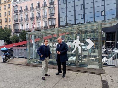 El delegado del área de Urbanismo, Medio Ambiente y Movilidad, Borja Carabante, acompañado por el director gerente de la Empresa Municipal de Transportes de Madrid (EMT), Alfonso Sánchez, ha visitado el aparcamiento de Pedro Zerolo tras la finalización de las obras de renovación.