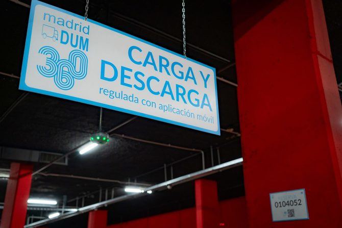 Las 32 plazas reservadas se han situado en cinco aparcamientos del distrito de Centro (Benavente, Plaza Mayor, Pedro Zerolo, Villa de París y Plaza de España) y en dos de su perímetro (Fuencarral y Recoletos). Se sitúan en la planta -1 para que la operación de carga y descarga sea más eficiente.