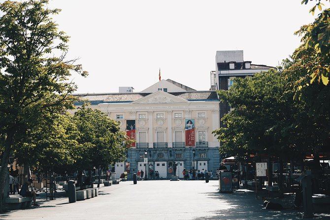  la Asociación Vecinal de Sol y Barrio de Las Letras invita a la ciudadanía a expresar su oposición a la tala de los árboles de la plaza a través de una petición de firmas en Change.org.