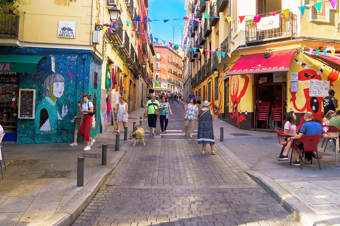 El pasacalles comienza, a las 20.00 horas, en la plaza de Cascorro y terminará en la plaza de Lavapiés, recorriendo las calles de Encomienda, Mesón de Paredes y Miguel Servet, en compañía de vecinas, colectivos y comerciantes del barrio.