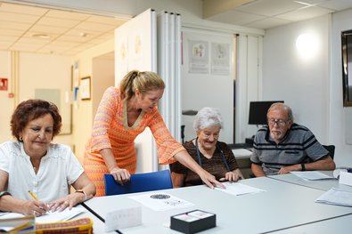 La consejera de Familia, Juventud y Asuntos Sociales, Ana Dávila, ha dado a conocer estos datos en su visita al Centro de Mayores de San Lorenzo de El Escorial, al que asisten 200 usuarios cada día y al que el Gobierno regional destina cerca de medio millón de euros en 2024.