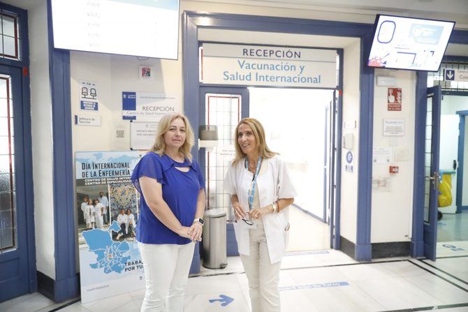 La vicealcaldesa, delegada de Seguridad y Emergencias y portavoz municipal, Inma Sanz, se ha interesado por este trabajo sanitario que presta Madrid Salud.