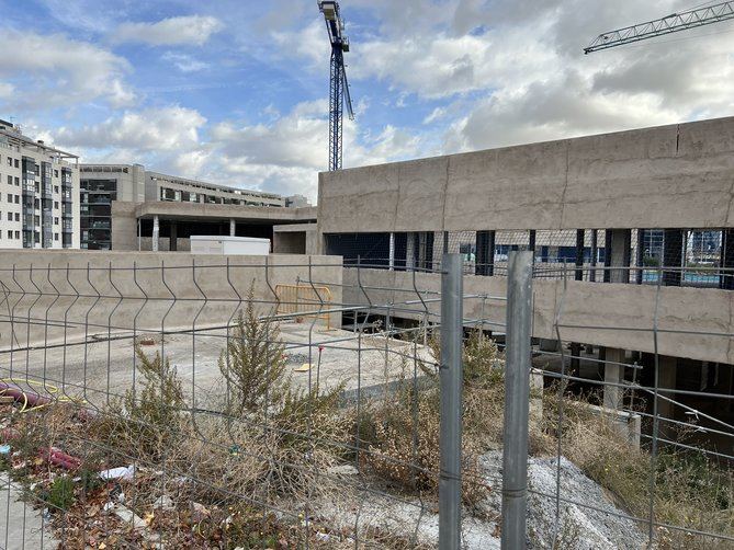 Se encuentran en ejecución los centros de salud de Sevilla La Nueva, Parque Oeste Alcorcón, Las Tablas (Fuencarral-El Pardo), Navalcarenero II y Arroyomolinos. A mediados de diciembre, la Asociación de Vecinos de Las Tablas denunciaba la demora de las obras del centro, cuya ejecución aprobó en 2019 el Gobierno regional. En la imagen superior, el estado de los trabajos a 10 de diciembre de 2021.