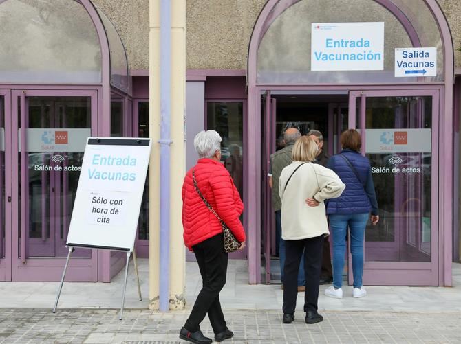 La Comunidad de Madrid avanza en su estrategia de vacunación frente al COVID-19 extendiéndola a población general menor de 60 años de edad, que recibirá dosis de Pfizer o Moderna en hospitales públicos de la región a partir de este jueves.