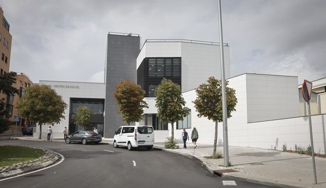 El Centro de Salud Baviera se ubica en la en la confluencia de la calle de Pintor Moreno Carbonero y la Avenida de Camilo José Cela.