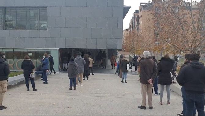 En las imágenes, largas colas este martes por la mañana ante el centro de salud Sanchinarro, en el distrito de Hortaleza, para solicitar atención en relación con contagios o sospecha de contagios de la COVID19.