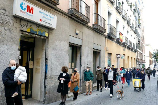 Desde Semergen aclaran que las grandes colas que se forman en las puertas de los centros de salud se deben a que se está respetando el aforo máximo permitido, por eso, 'cuando el aforo está completo, nuestros pacientes esperan en el exterior'.