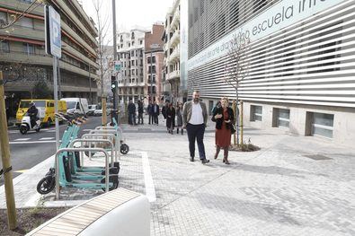 Entre otras actuaciones, se han ampliado aceras, se han reducido carriles de circulación, se ha plantado vegetación y se ha instalado nuevo mobiliario urbano.