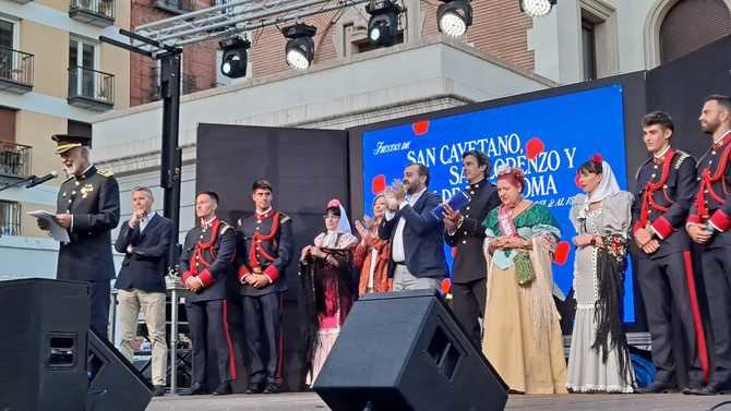 Rafael Ferrándiz, jefe del Cuerpo de Bomberos del Ayuntamiento de Madrid, ha iniciado de forma oficial las celebraciones en honor a San Cayetano, San Lorenzo y la Virgen de la Paloma, acompañado por el concejal del distrito de Centro, Carlos Segura, y la delegada de Obras y Equipamientos, Paloma García Romero.