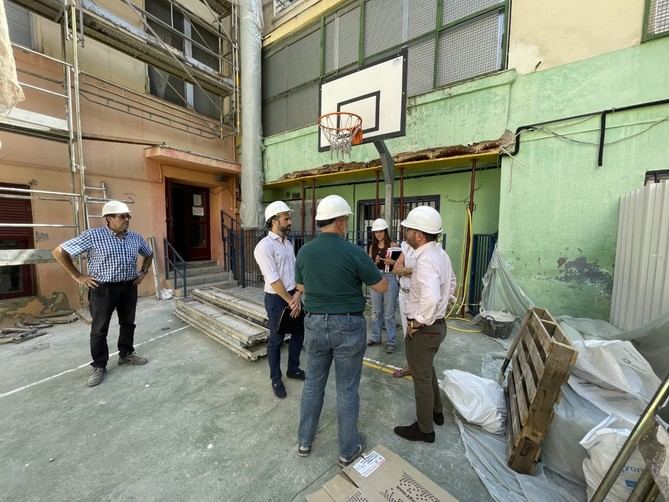 El concejal del distrito, José Fernández, ha visitado esta mañana la evolución de las obras en las instalaciones de estos tres equipamientos docentes.