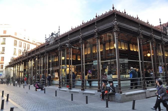 Según recoge el proyecto del Ayuntamiento de Madrid, se peatonalizarán los tres tramos de los viales de la plaza de San Miguel, y se ampliará el espacio para el peatón frente la fachada del mercado.