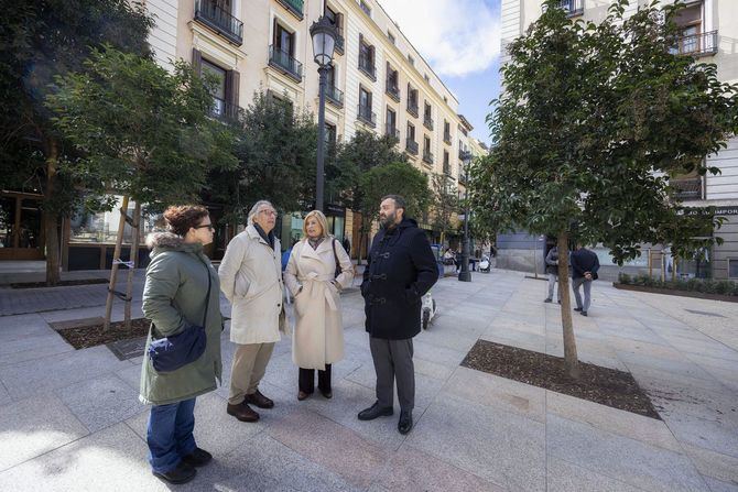 La delegada de Obras y Equipamientos, Paloma García Romero, acompañada del concejal de Centro, Carlos Segura, ha visitado la plaza y su entorno para conocer el resultado de la remodelación integral, finalizada recientemente.