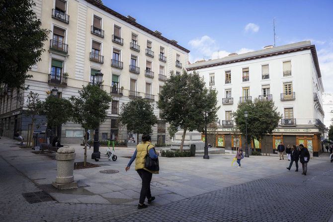 El proyecto ha supuesto la mejora de calidad urbana y ambiental de la plaza de Pontejos, con nuevo pavimento, mobiliario y alumbrado de características homogéneas a las de la puerta del Sol.