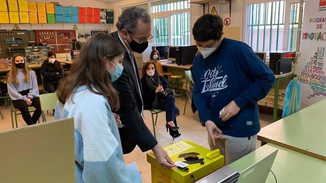 La Comunidad de Madrid ha entregado ya la placa acreditativa a los 23 nuevos centros educativos STEMadrid que se acogen a este proyecto, que van a contar con una dotación presupuestaria de 3.000 euros para la compra de material específico para esta actividad.