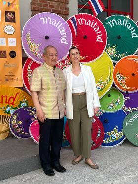 En la imagen, el embajador de Tailandia en España, Vosita Vorasaph, junto a la concejala del distrito de Chamartín, Yolanda Estrada, durante la jornada en el Salmerón.