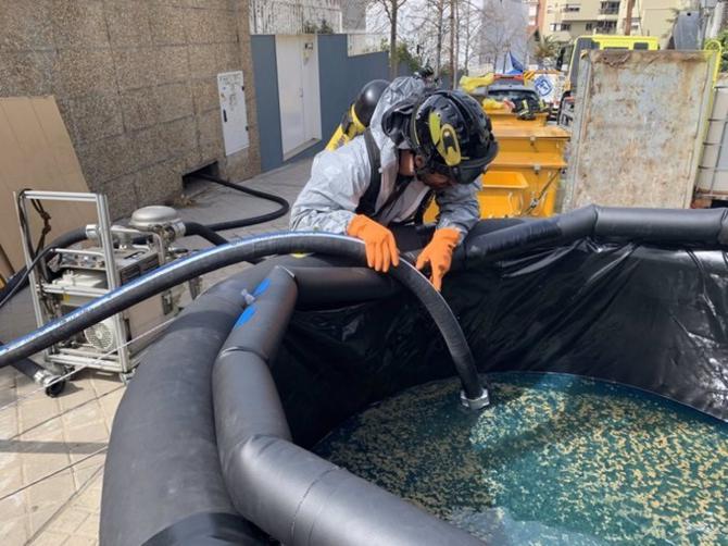 Bomberos retiran 13.000 litros de agua contaminada con gasoil tras una fuga en un edificio de Chamartín.