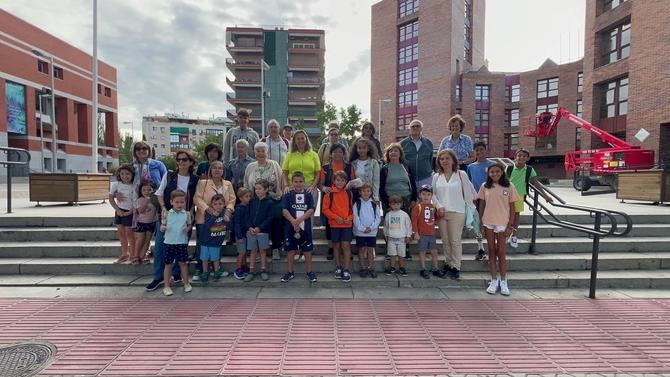 Medio centenar de personas han acudido a esta excursión, 21 nietos y 24 abuelos, usuarios de los centros municipales de mayores Prosperidad-Santa Hortensia, Nicolas Salmerón y Castilla.