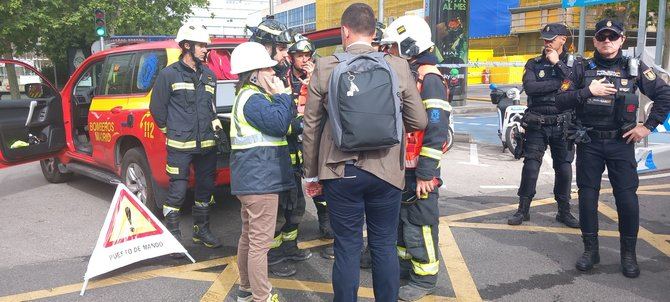 Bomberos mantiene la zona asegurada mientras que los técnicos cortan la fuga. Samur-Protección Civil se encuentra desplegado en preventivo.