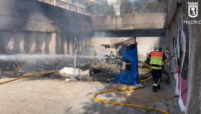 Hasta el lugar han acudido siete dotaciones de Bomberos del Ayuntamiento de Madrid, que han sofocado las llamas en unos minutos.