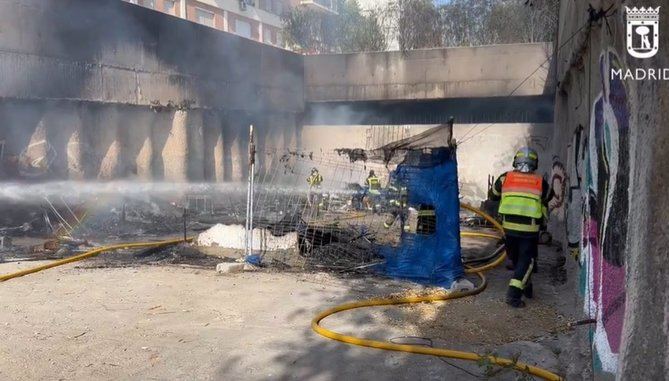 Hasta el lugar han acudido siete dotaciones de Bomberos del Ayuntamiento de Madrid, que han sofocado las llamas en unos minutos.