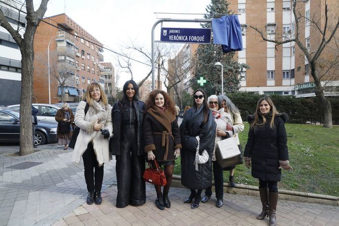 La vicealcaldesa de Madrid, Begoña Villacís, y la concejala del distrito, Sonia Cea, han acompañado a la hija de la actriz, María Iborra, en su inauguración.