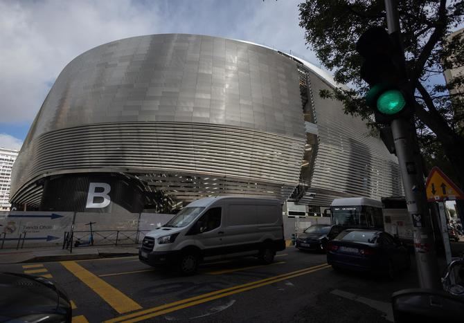 La Asociación Iniciativa Vecinal en Defensa del Medio Ambiente y contra el Túnel del Paseo de la Habana presentará una denuncia por infracción de normativa europea en materia de medio ambiente, debido a la construcción de aparcamientos subterráneos y un túnel de acceso cerca del estadio Santiago Bernabéu. 