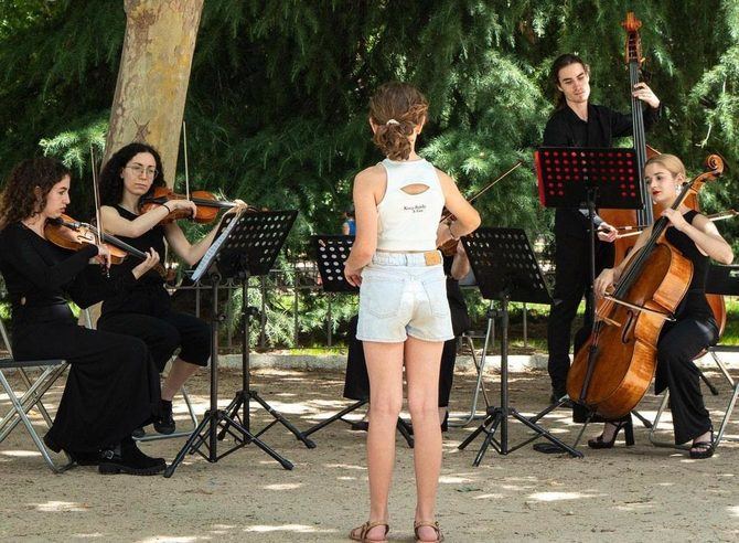 La parte más divertida y sorprendente de este espectáculo gratuito es que el público puede participar enteramente en el concierto. Todo el que se anime está invitado a subir a la tarima del director y dirigir la orquesta, que interpreta las órdenes del director espontáneo.