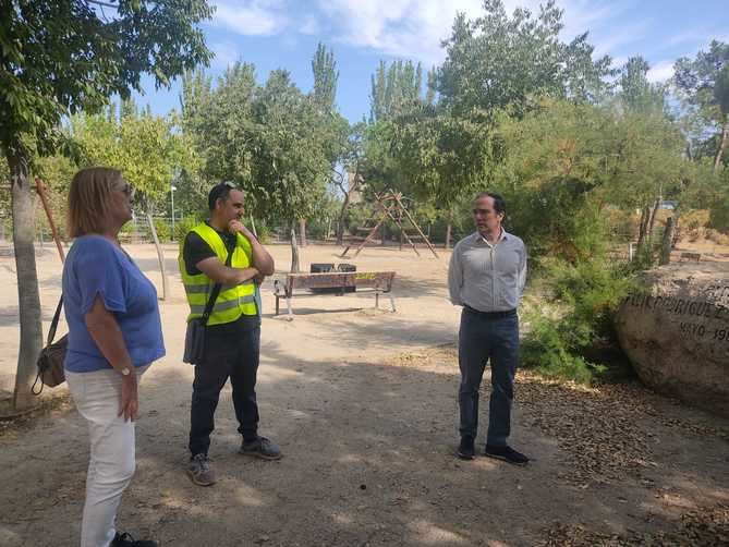 La remodelación del parque contempla la incorporación de nuevo mobiliario urbano, mesas, bancos y aparcamientos para bicis, además de elementos de cardio para que las personas mayores puedan practicar ejercicio físico y una nueva área canina vallada.